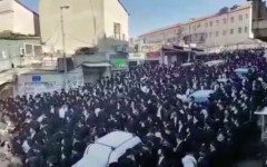 Enterrement du rabbin Aryeh Finkel à Jérusalem, le 10 août 2016 (Crédit : capture d'écran YouTube)