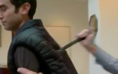 Capture d’écran de la vidéo de test d'un poignard (Crédit : YouTube/BBC)