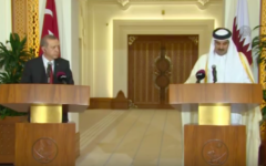 Tamim ben Hamad Al-Thani (d) et Recep Tayyip Erdogan, le 2 décembre 2015 à Doha, au Qatar (Crédit : Capture d’écran YouTube)