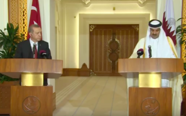 Tamim ben Hamad Al-Thani (d) et Recep Tayyip Erdogan, le 2 décembre 2015 à Doha, au Qatar (Crédit : Capture d’écran YouTube) Tamim ben Hamad Al-Thani (d) et Recep Tayyip Erdogan, le 2 décembre 2015 à Doha, au Qatar (Crédit : Capture d’écran YouTube)