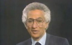 Fred Schwartz, philanthrope et homme d'affaires juif de New York, dans une publicité de 1986. (Crédit : capture d'écran YouTube)