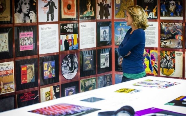 Conçue par le musée juif de Hohenems en Autriche, l'exposition "Jukebix, Jewkbox" met en lumière les contributions juives au monde de la musique. (Crédit : musée juif de Hohenems/Dietmar Walser)