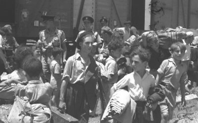 Des enfants sauvés des camps de concentration nazis en Europe arrivent au camp de détention d'Atlit, près de Haïfa, en 1945. (Crédit : GPO)