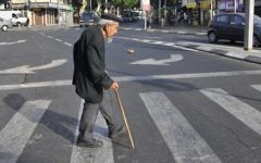 Un vieil homme dans les rues de Tel Aviv, le 20 mai 2009 (Crédit : Serge Attal/Flash 90)