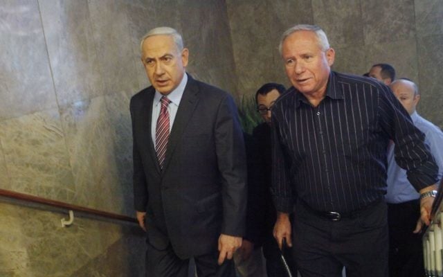 Le Premier ministre Benjamin Netanyahu et le député du Likud, Avi Dichter, ancien chef du Shin Bet, en novembre 2012. (Crédit : Miriam Alster/Flash90) Le Premier ministre Benjamin Netanyahu et le député du Likud, Avi Dichter, ancien chef du Shin Bet, en novembre 2012. (Crédit : Miriam Alster/Flash90)