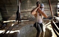 Photo d'illustration d'un travailleur palestinien dans un tunnel, dans le sud de la bande de Gaza (Crédit : Abed Rahim Khatib / Flash90)
