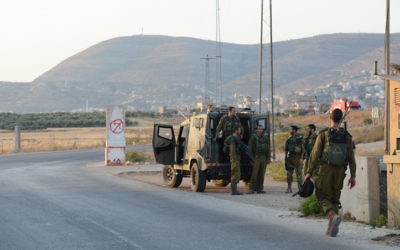 Des soldats patrouillent près de Naplouse (Crédit : Unité des portes paroles de l'armée / Flash90)