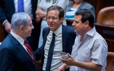 Le Premier ministre Benjamin Netanyahu (à gauche) avec le chef de l'opposition et de l'Union sioniste Isaac Herzog (au centre), et le dirigeant de la Liste arabe unie, Ayman Odeh, à la Knesset, le 2 septembre 2015. (Crédit : Yonatan Sindel/Flash90)