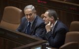Le Premier ministre Benjamin Netanyahu (à gauche) et le ministre des Transports Yisrael Katz au cours d'une session plénière de la Knesset, le 8 février 2016. (Crédit : Hadas Parush/Flash90)