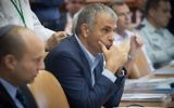 Le ministre des Finances Moshe Kahlon pendant la réunion hebdomadaire du cabinet, le 31 juillet 2016. (Crédit : Ohad Zwigenberg/Pool)