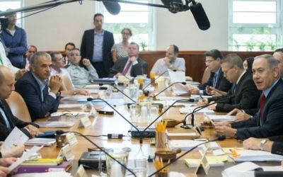 Le Premier ministre Benjamin Netanyahu mène la réunion hebdomadaire du cabinet aux bureaux du Premier ministre, à Jérusalem, le 31 juillet 2016. (Crédit : Ohad Zwigenberg/Pool/Flash90)