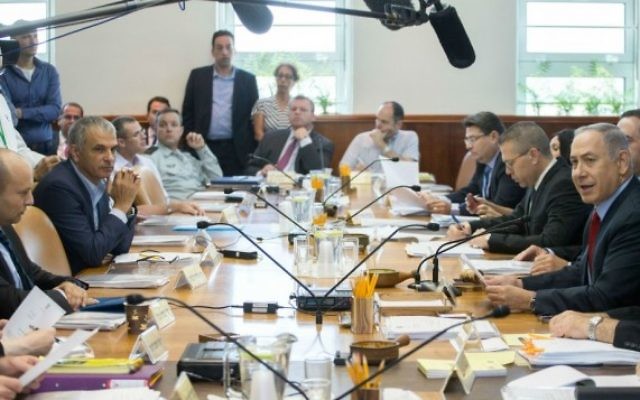 Le Premier ministre Benjamin Netanyahu mène la réunion hebdomadaire du cabinet aux bureaux du Premier ministre, à Jérusalem, le 31 juillet 2016. (Crédit : Ohad Zwigenberg/Pool/Flash90) Le Premier ministre Benjamin Netanyahu mène la réunion hebdomadaire du cabinet aux bureaux du Premier ministre, à Jérusalem, le 31 juillet 2016. (Crédit : Ohad Zwigenberg/Pool/Flash90)