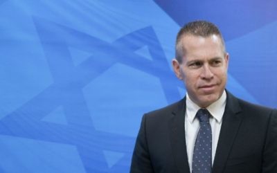 Le ministre de la Sécurité intérieure et des Affaires stratégiques, Gilad Erdan, arrive à la réunion hebdomadaire du cabinet, au bureau du Premier ministre, à Jérusalem, le 31 juillet 2016. (Crédit : Ohad Zwigenberg/Pool/Flash90)