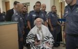 Rabbi Eliezer Berland couvert de son châle de prière à la Cour de première instance de Jérusalem à Jérusalem le 1er août 2016 (Crédit : Yonatan Sindel / Flash90)