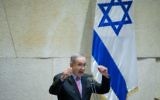 Le Premier ministre Benjamin Netanyahu à la tribune de la Knesset pendant une session spéciale commémorant l'anniversaire de la mort de Zeev Jabotinsky, inspirateur du sionisme de droite, le 3 août 2016. (Crédit : Yonatan Sindel/Flash90)