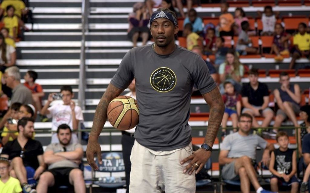 Le joueur de basket de l'Hapoel Jérusalem Ama're Stoudemire participe à un atelier spécial de basket avec des enfants israéliens à Ramle, le 7 août 2016. (Crédit : Avi Dishi/Flash90) Le joueur de basket de l'Hapoel Jérusalem Ama're Stoudemire participe à un atelier spécial de basket avec des enfants israéliens à Ramle, le 7 août 2016. (Crédit : Avi Dishi/Flash90)