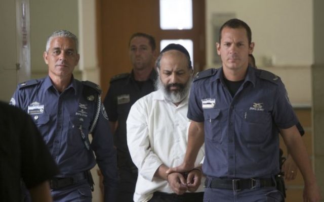 Alon Shamir, thérapeute de 50 ans, escorté par des gardes de prison pour une audience à la Cour du district de Jérusalem, le 7 août 2016. (Crédit : Yonatan Sindel/Flash90) Alon Shamir, thérapeute de 50 ans, escorté par des gardes de prison pour une audience à la Cour du district de Jérusalem, le 7 août 2016. (Crédit : Yonatan Sindel/Flash90)