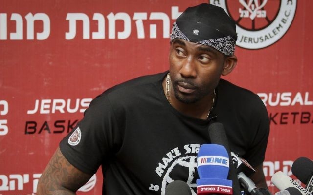 Amar'e Stoudemire pendant une conférence de presse à Jérusalem, le 8 août 2016. (Crédit : Flash90)