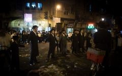 Des ultra-orthodoxes manifestent contre l'arrestation d'un étudiant qui a refusé de s'enrôler dans l'armée,  à Jérusalem, 19 août 2016. Illustration. (Crédit : Yonatan Sindel/Flash90)