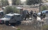 Les forces de sécurité israéliennes sur les lieux de la mort d'Iyad Hamad, Palestinien de 38 ans qui a été abattu par des soldats israéliens après avoir couru vers un poste de garde près de Silwad, en Cisjordanie, le 26 août 2016. (Crédit : Flash90)