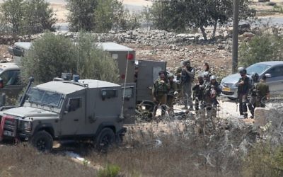 Les forces de sécurité israéliennes sur les lieux de la mort d'Iyad Hamad, Palestinien de 38 ans qui a été abattu par des soldats israéliens après avoir couru vers un poste de garde près de Silwad, en Cisjordanie, le 26 août 2016. (Crédit : Flash90)