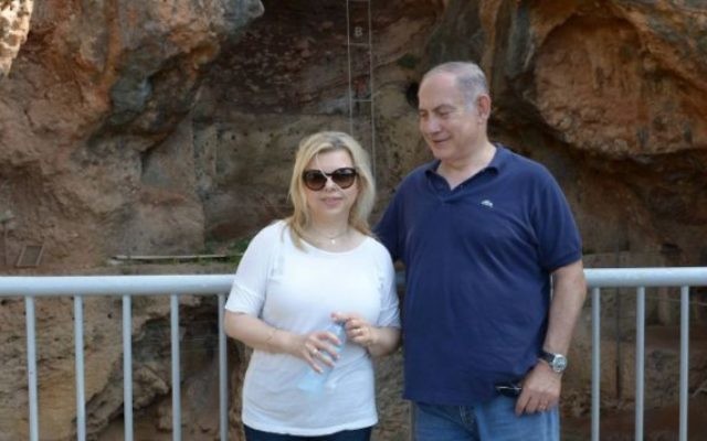 Le Premier ministre Benjamin Netanyahu et son épouse Sara dans la réserve naturelle de Nahal Mearot, dans le nord d'Israël, le 19 août 2016. (Crédit : Amos Ben Gershom/GPO) Le Premier ministre Benjamin Netanyahu et son épouse Sara dans la réserve naturelle de Nahal Mearot, dans le nord d'Israël, le 19 août 2016. (Crédit : Amos Ben Gershom/GPO)