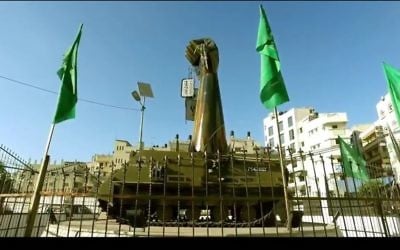Une imposante statue d'un poing tenant les plaques d'identification militaire d'un soldat israélien mort au combat, Oron Shaul, dans une vidéo du Hamas présentant la bande de Gaza comme un paradis et diffusée le 7 août 2016. (Crédit : capture d'écran YouTube)