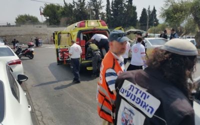 Les premiers secours sur la scène d'une attaque au couteau au cimetière du mont des Oliviers, à Jérusalem, le 11 août 2016. (Crédit : United Hatzalah)