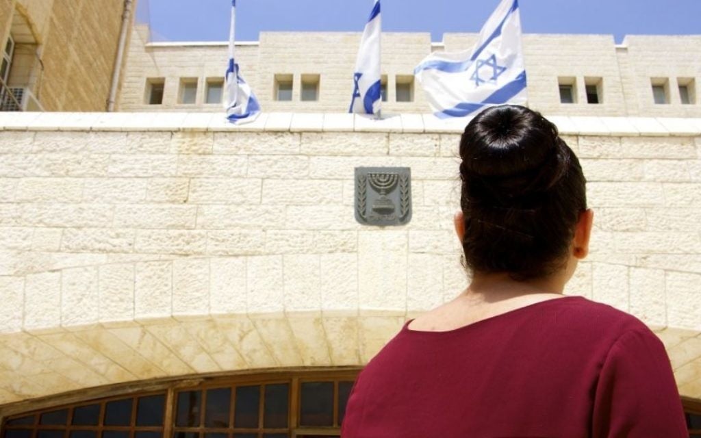 Baraa Abed, résidente de 20 ans de Jérusalem Est, en août 2016. Elle fait partie du nombre croissant d'Arabes qui rejoignent le service national d'Israël. (Crédit : Dov Lieber/Times of Israel) Baraa Abed, résidente de 20 ans de Jérusalem Est, en août 2016. Elle fait partie du nombre croissant d'Arabes qui rejoignent le service national d'Israël. (Crédit : Dov Lieber/Times of Israel)