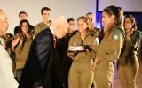 Shimon Peres (au centre),ancien président d'Israël, a fêté son 93e anniversaire entouré de Dror Shalom (à gauche), directeur de la division de recherche des renseignements militaires, et de soldats de cette division, le 2 août 2016. (Crédit : Yosef Angel)
