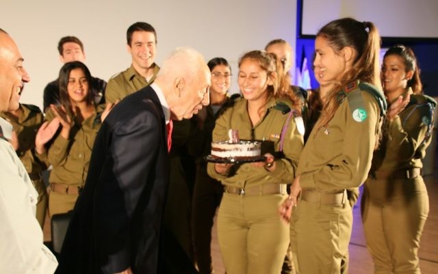 Shimon Peres (au centre),ancien président d'Israël, a fêté son 93e anniversaire entouré de Dror Shalom (à gauche), directeur de la division de recherche des renseignements militaires, et de soldats de cette division, le 2 août 2016. (Crédit : Yosef Angel)