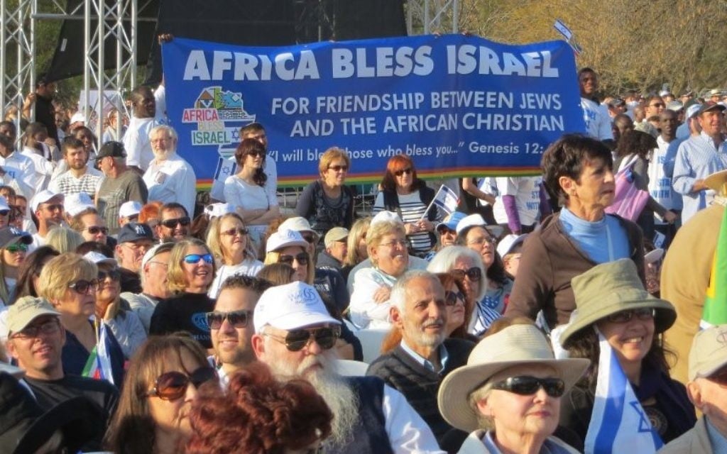 Un rassemblement pro-israélien à Johannesburg, pendant la guerre de Gaza, en août 2014 (Crédit : Ilan Ossendryver)