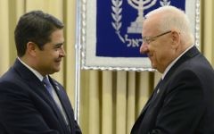 Le président du Honduras Juan Orlando Hernández avec le Président d'Israël Reuven Rivlin à Jérusalem, en octobre 2015 (Crédit : Mark Nayman / GPO / Wikipedia / CC BY-SA 3.0)