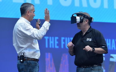 Craig Raymond d'Intel en train de présenter le casque de réalité virtuelle Projet Alloy au PDG d'Intel Brian Krzanich (à gauche) à l'Intel Developer Forum 2016 à San Francisco, le mardi 16 août 2016 (Crédit : Intel Corporation)