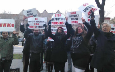 Les militants orthodoxes manifestent à l'extérieur d'une yeshiva de Brooklyn en demandant aux institutions de faire davantage pour signaler et d'enquêter sur les allégations d'abus sexuels et physiques sur des l'enfants (Crédit : Autorisation de Chaim Levin via JTA)