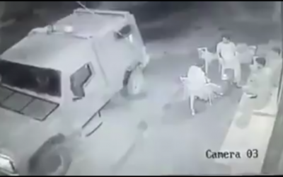 Les images d'une caméra de sécurité  qui semble montrer des soldats dans une jeep militaire jetant une grenade incapacitante sur les hommes palestiniens assis à l'extérieur d'un magasin le 15 août 2016 (Crédit : Capture d'écran Ramallah News)