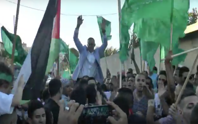 Une fête organisée pour Sufyan Abdu, qui venait d'être libéré de prison après avoir purgé une peine de 14 ans pour avoir tenté d'empoisonner les Israéliens pendant la Seconde Intifada, dans le quartier de Jabel Mukaber Jérusalem-Est, le 15 août 2016 (Crédit : Capture d'écran YouTube)