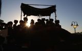 Un juif hassidique célèbre un mariage en Israël, où mariage et divorce sont sous l'autorité légale du grand rabbinat orthodoxe. (Crédit : Yaakov Lederman/Flash90)