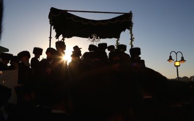 Un juif hassidique célèbre un mariage en Israël, où mariage et divorce sont sous l'autorité légale du grand rabbinat orthodoxe. (Crédit : Yaakov Lederman/Flash90)