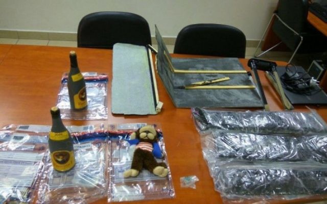 Des bouteilles de vie remplies de MDMA et une valise saturée de la drogue illégale, saisie par la police à l'aéroport Ben Gurion, le 31 juillet 2016. (Crédit : police israélienne) Des bouteilles de vie remplies de MDMA et une valise saturée de la drogue illégale, saisie par la police à l'aéroport Ben Gurion, le 31 juillet 2016. (Crédit : police israélienne)
