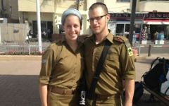 Yisrael et Haviva Yanover se sont mariés pendant leurs services militaires en tant que soldats seuls. Photographie non datée. (Crédit : autorisation)