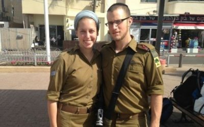 Yisrael et Haviva Yanover se sont mariés pendant leurs services militaires en tant que soldats seuls. Photographie non datée. (Crédit : autorisation)