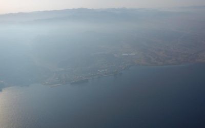 Une vue aérienne de la partie supérieure du golfe d'Aqaba dans la matinée du 24 août 2016, un jour après une rupture de canalisation à Aqaba qui a causé la fuite d'environ 200 tonnes de pétrole brut dans la mer Rouge. (Autorisation d'Eli Warburg / Ministère de la Protection et de l'Environnement)