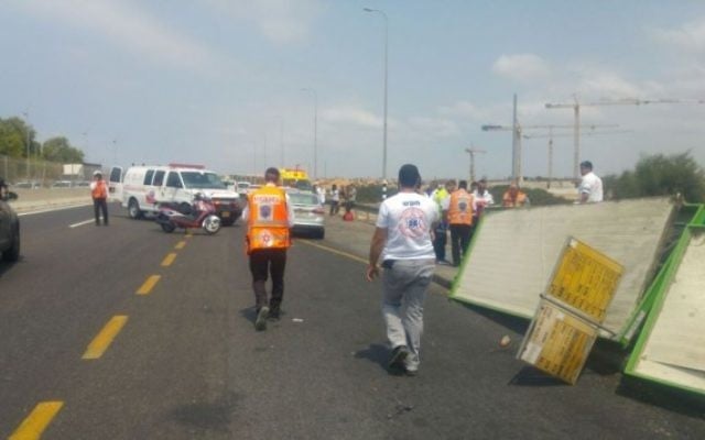 Les lieux de l'iaccident sur la route 2, le 30 août 2016 (Crédit : United Hatzalah) Les lieux de l'iaccident sur la route 2, le 30 août 2016 (Crédit : United Hatzalah)