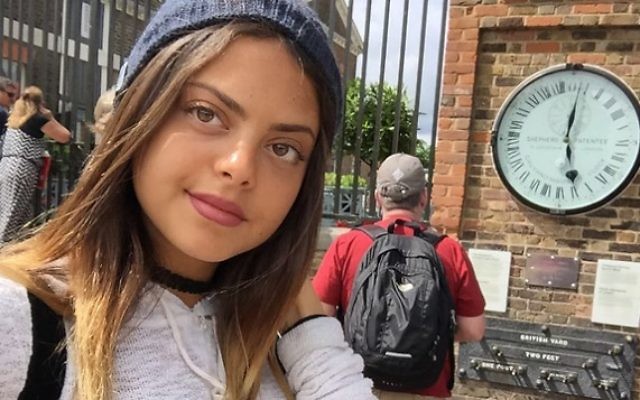 Yovel Levkovski, 18 ans, a été légèrement blessée dans une attaque au couteau à Londres, mercredi 3 août 2016 (Crédit : Yuval Levkovski) Yovel Levkovski, 18 ans, a été légèrement blessée dans une attaque au couteau à Londres, mercredi 3 août 2016 (Crédit : Yuval Levkovski)