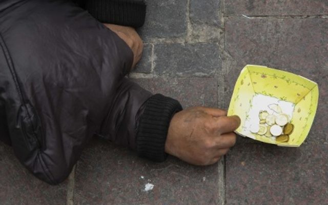 Un homme demande de l'argent dans les rues du centre de Jérusalem, le 17 mars 2014. Illustration. (Crédit : Nati Shohat/Flash90) Un homme demande de l'argent dans les rues du centre de Jérusalem, le 17 mars 2014. Illustration. (Crédit : Nati Shohat/Flash90)