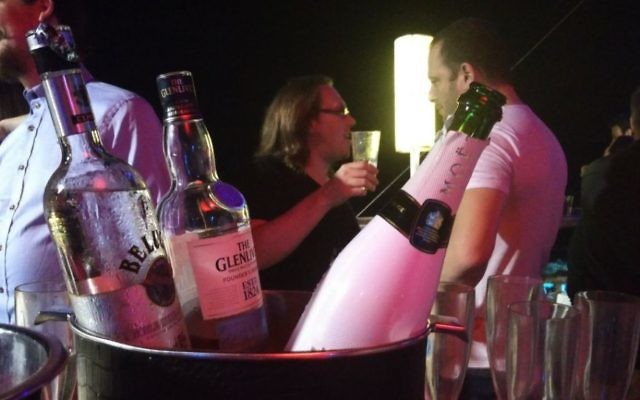 Boissons gratuites à la soirée organisée pour les cadres d'options binaires au Clara Club, à Tel Aviv, le 12 août 2016 (Crédit : Raoul Wootliff/Times of Israel)