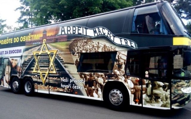 Un bus en Tchéquie faisant la publicité de vacances au camp d'extermination nazi d'Auschwitz. Il s'agissait à l'origine d'un accessoire d'un film satirique dénonçant le tourisme de l'Holocauste. Photographie visible sur le site de la compagnie d'autobus, le 16 août 2016. (Crédit : capture d'écran autoxaver.com) Un bus en Tchéquie faisant la publicité de vacances au camp d'extermination nazi d'Auschwitz. Il s'agissait à l'origine d'un accessoire d'un film satirique dénonçant le tourisme de l'Holocauste. Photographie visible sur le site de la compagnie d'autobus, le 16 août 2016. (Crédit : capture d'écran autoxaver.com)