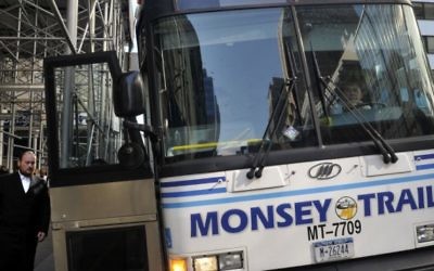 Photo illustrative de Juifs ultra-orthodoxes montant dans  un bus se rendant au comté de Rockland, a à Manhattan le 17 juin 2013. (Crédit photo: Serge Attal / Flash90)