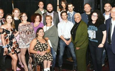 L'équipe de "Diplômez Donna Martin", avec Lizzie Leader et Kat Spada, 3° et 4° depuis la gauche, Gabrielle Carteris, 7° depuis la gauche, et Denise Dowse, 5° depuis la droite. Lindsay Rosin est 3° depuis la droite. (Crédit : Abel Armas via JTA)